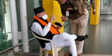 PM’s brother Prahlad Modi stages dharna at Lucknow airport