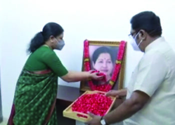 Chinnamma begins her journey to Chennai in Jaya’s car sporting AIADMK flag