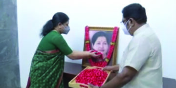 Chinnamma begins her journey to Chennai in Jaya’s car sporting AIADMK flag