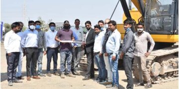 Amrutlal Desai & Sons, dealer of LiuGong India, hands over new LiuGong 926EHD excavator to Vrah Infra