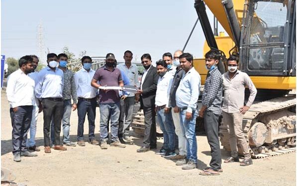 Amrutlal Desai & Sons, dealer of LiuGong India, hands over new LiuGong 926EHD excavator to Vrah Infra