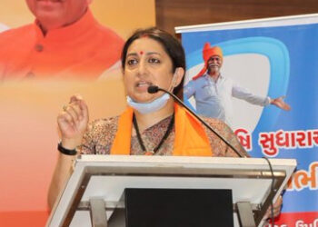 Civic polls: Irani dares Rahul to take out money from tea traders in Gujarat & contest