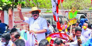 TN Assembly polls: To win over voters, candidates don many roles like washing clothes, breaking coconuts, ‘cook with komali’ et al