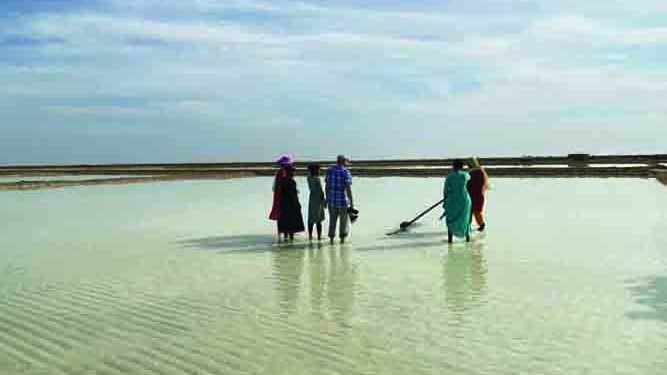 Health camp for salt workers on Dandi March route organized in Gujarat