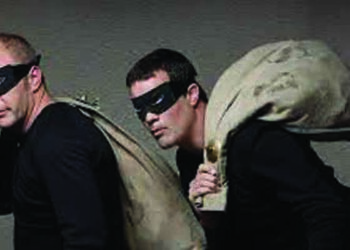 Rs 28 lakh in cash, 120 sovereigns of ornaments burgled