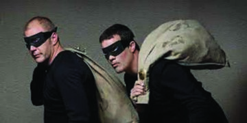 Rs 28 lakh in cash, 120 sovereigns of ornaments burgled