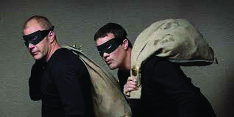 Rs 28 lakh in cash, 120 sovereigns of ornaments burgled