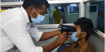 To improve eye care, Samsung’s Eyelike Fundus Camera repurposes Galaxy Smartphones with AI