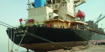 Waive all charges for ships carrying oxygen and related equipment; Govt directs major ports