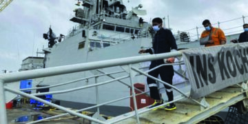 INS Kochi brings 125 rescuees from barge P305 to Mumbai