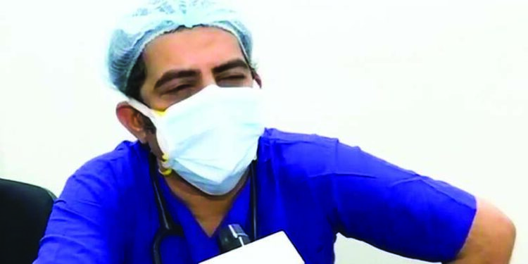 Pune Doctor resumes work day after his father dies of COVID-19