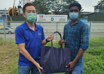Tamil youth wins hearts online for helping visually-impaired man in Singapore