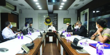 PM unveils Rs 1K cr for immediate relief to cyclone-hit Gujarat