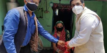 Two Good Samaritans distribute food kits, sanitizers & mask to the needy in Sarkhej