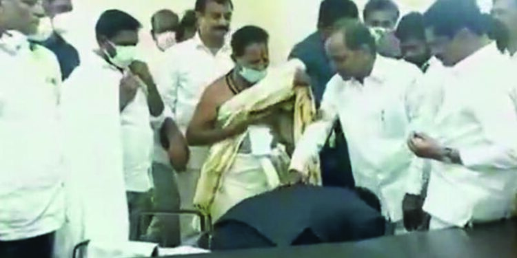 Throwing all norms Dist Collector falls at KCR’s feet in Telangana, Opposition parties castigate him