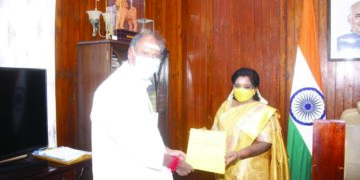 Pondy CM Rangasamy personally hand over list of ministers to Lt Guv