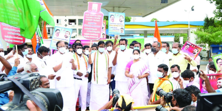 Cong leaders, cadres holds protest against fuel price hike across TN