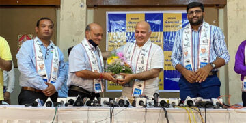 Sisodia inducts Surat businessman, philanthropist Mahesh Savani into AAP fold