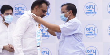AAP national convenor Kejriwal inducts former Punjab police officer Kunwar Vijay Pratap into party
