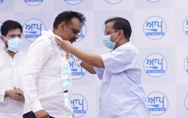 AAP national convenor Kejriwal inducts former Punjab police officer Kunwar Vijay Pratap into party