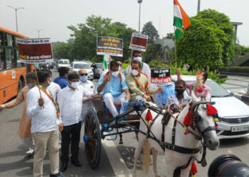 Congress leaders hold protest against fuel price hike in Delhi