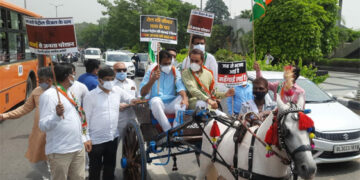 Congress leaders hold protest against fuel price hike in Delhi