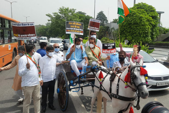 Congress leaders hold protest against fuel price hike in Delhi