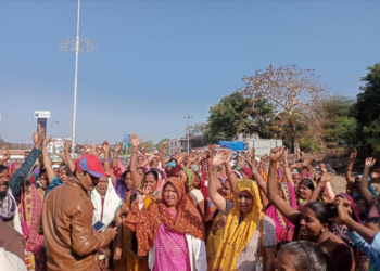 Police arrest 11 tribals, including 5 women, for opposing land survey for parking lot near Statue of Unity in Kevadia