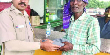 Forgotten at railway platform in a hurry, distraught labourer gets his money back; thanks to constable