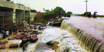 Water level at Lower Bhavani dam touches 100 feet; Erode district admin issues flood alert