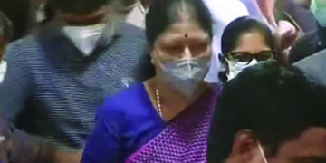 Sasikala visits ailing AIADMK leader Madhusudhanan, creates flutter among AIADMK circles