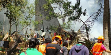 Philippine military plane crashes, 29 dead, 50 rescued