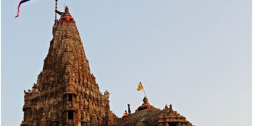 Lightning strikes Dwarkadhish Temple in Gujarat; flag torn, none hurt