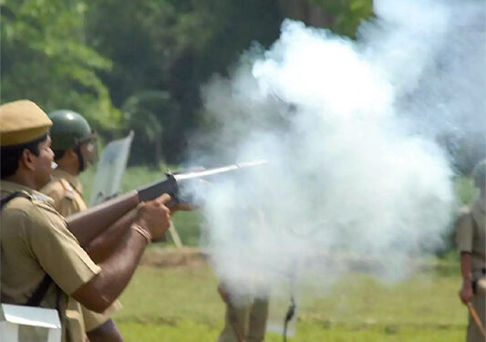 Kalol cops fire tear gas to disperse two warring communities