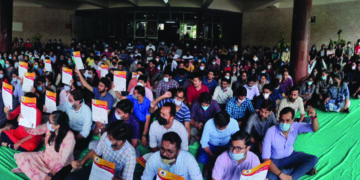 Day 8: Striking Gujarat doctors resume emergency services but stir on