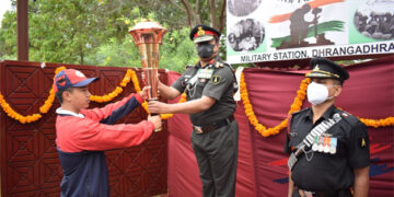 Swarnim Vijay Varsh Victory Flame reaches Military Station at Dhrangadhra in Gujarat