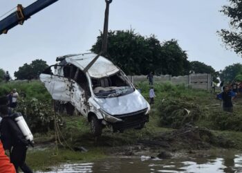 Naval diving team retrieves one body with sunken car in Rajkot village