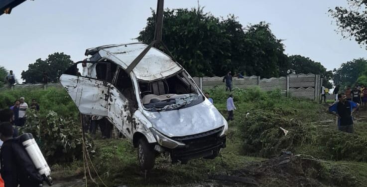 Naval diving team retrieves one body with sunken car in Rajkot village