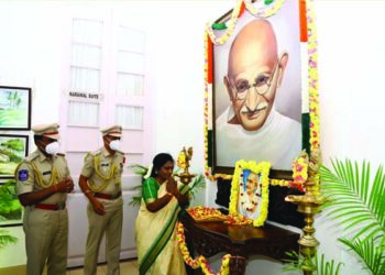 Pondy Lt Guv, CM, leaders pay floral tributes to Gandhi