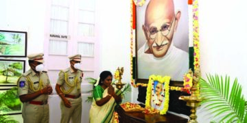 Pondy Lt Guv, CM, leaders pay floral tributes to Gandhi
