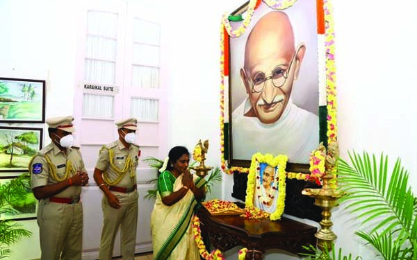 Pondy Lt Guv, CM, leaders pay floral tributes to Gandhi