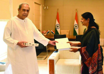 Senior DMK leader Kanimozhi meets Patnaik, hands over Stalin’s letter on NEET