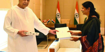 Senior DMK leader Kanimozhi meets Patnaik, hands over Stalin’s letter on NEET