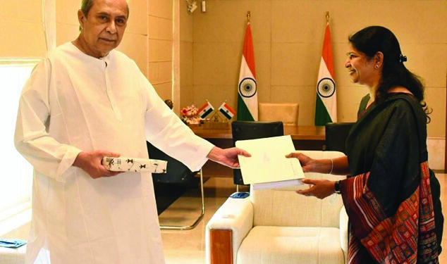 Senior DMK leader Kanimozhi meets Patnaik, hands over Stalin’s letter on NEET