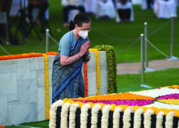 Birth anniversaries: Cong leaders Sonia, Rahul pay tributes to Mahatma, Shastri