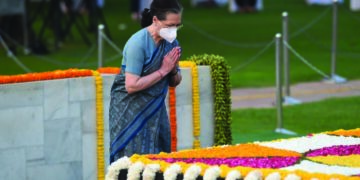 Birth anniversaries: Cong leaders Sonia, Rahul pay tributes to Mahatma, Shastri