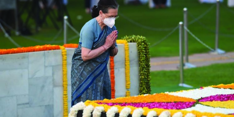 Birth anniversaries: Cong leaders Sonia, Rahul pay tributes to Mahatma, Shastri
