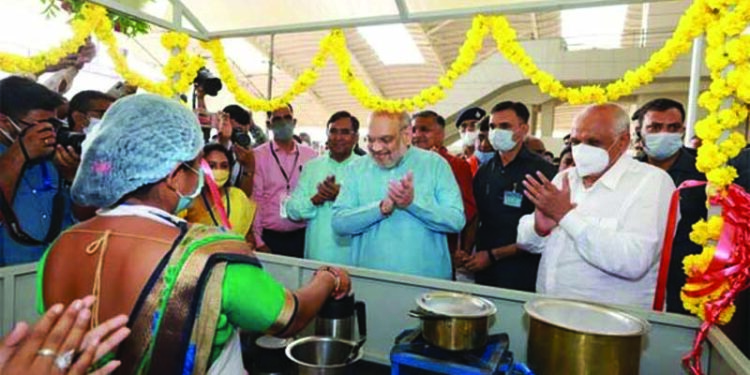 Home Minister Amit Shah inaugurates eco-friendly tea stall at Gandhinagar Rly stn, tells women’s SHG to raise clay tea cup production