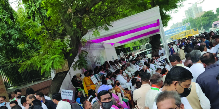 Gujarat Cong stages silent protest, demands SC-monitored inquiry into Lakhimpur Kheri violence