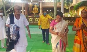 Gujarat Assembly Speaker Nimaben Acharya meets Pujya Morari Bapu at Talgajarda